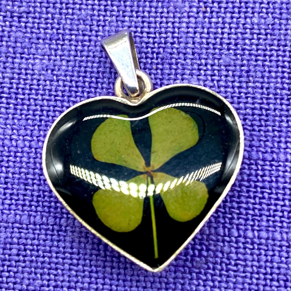 Vintage sterling silver heart shaped pendant with a real four leaf clover 🍀